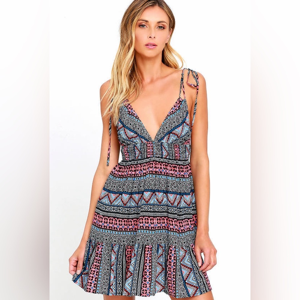 Lulu’s Art of the Matter Summer Low Cut Open Back Mini Vacation Dress Small 🩷💙
